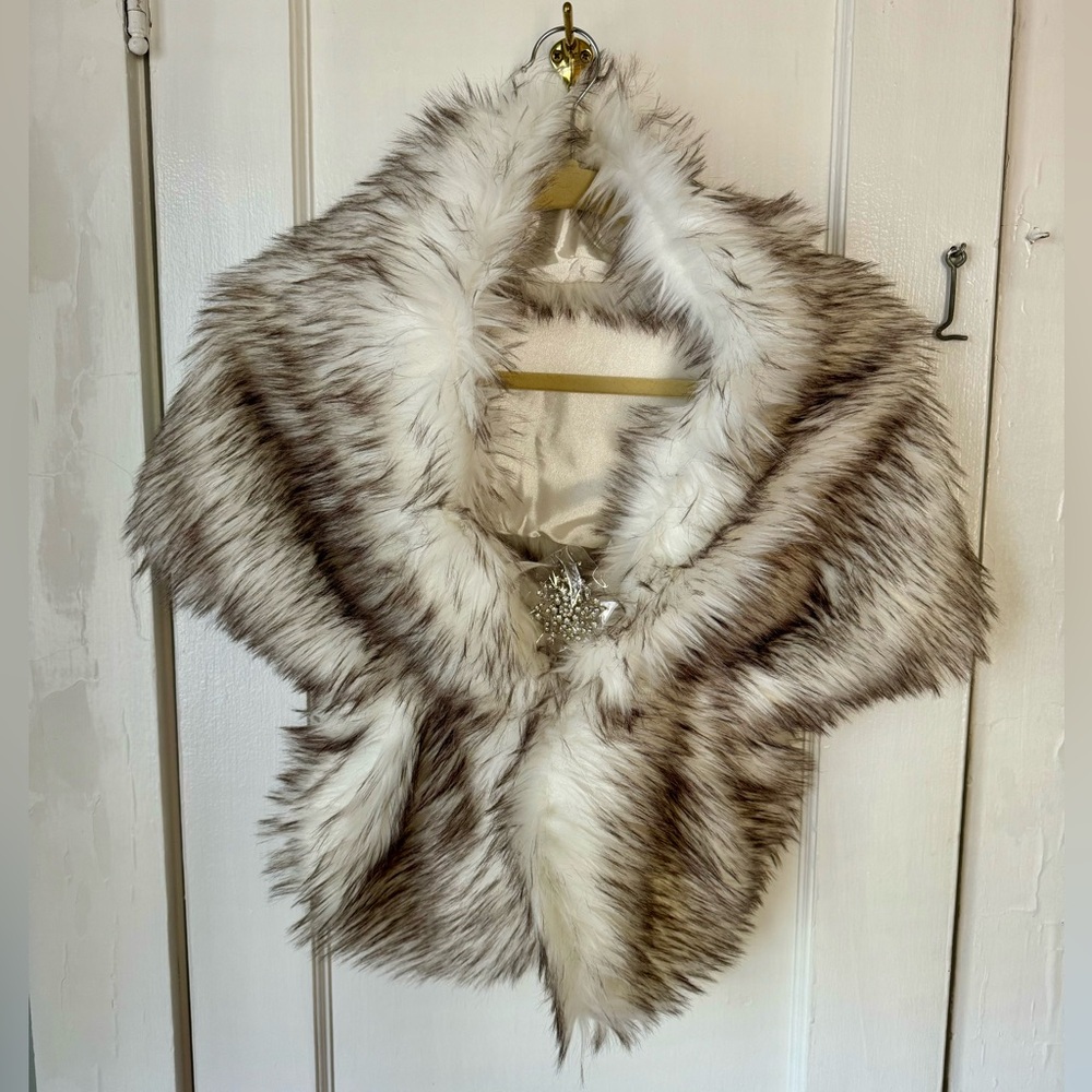 Women’s Faux Fur Shawl
